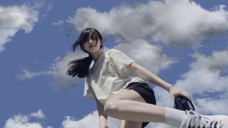 蓝天白云下活力运动少女壁纸