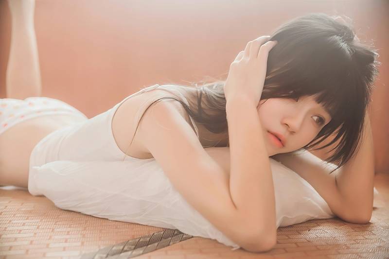 室内暖光白裙清纯美女 居家写真 4K 原画